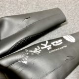 ウェットスーツに穴が！？専用接着剤を用いた修理方法！